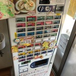 麺や遊大 - 入ると直ぐの自販機