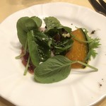 Aruvarenthino - ディナーコース cenetta の前菜
      生ハム、ルッコラなどのサラダ
