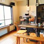 ノラ カフェ - ハチがくつろいでる