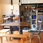 Nolla cafe - 本とレコード、ハチも紛れています