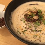 濃厚担担麺 博多 昊 - 見た目が美しすぎる芸術的な担々麺、痺れ激増しの花椒の実もたっぷり