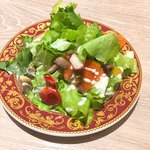 ゴドノフ東京 - 自家製ピクルスとスモークサーモンのヴィネグレットサラダ（取り分け後）