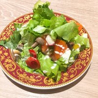 ゴドノフ東京 丸ビル店 - 自家製ピクルスとスモークサーモンのヴィネグレットサラダ（取り分け後）