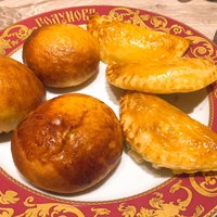 ゴドノフ東京 丸ビル店 - パイ生地で焼いた卵とねぎのピロシキ（餃子みたいなかたち）と、パン生地で焼いた牛肉と玉ねぎのピロシキ