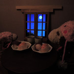 うさぎとぼく - おうちに帰ってから、お月見を楽しむボキら。
      ちなみにこの写真は2015年の記事の使いまわしだけど
      バレてないよね～
      
      ちびつぬ「だいじょうぶよ！！」