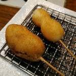 北新地 串柾 - 左はむっちりはんぺんを包んだ豚肉のはんぺん巻き、右は熱々のうずら