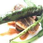 ラ・ソラシド フードリレーションレストラン - メインの白身魚 本日はアラ
      上は、満願寺唐辛子
