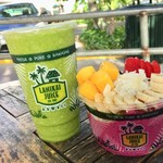 LANIKAI JUICE - 左から、FS DR. GREEN MEDIUM　7.25ドル、PITATA BOWL　9.75ドル