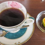 フィフティ・ワン - 食後のコーヒーと果物