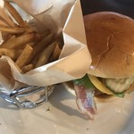 T.G.I. Friday's - チージーベーコンチーズバーガー(16.95＄)