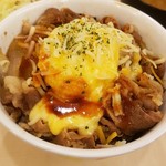 松屋 - ポテサラにとろとろチーズ。そこへコチュジャン風の甘辛いタレ。これ、旨い！！