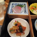 朝美食堂 - ランチのおかずはひらすの刺身とかつおのキムチ和え。