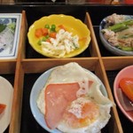 朝美食堂 - ハムエッグにマカロニサラダ。
