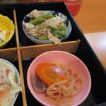 asamishokudou - 豚肉とニンンクの炒めと蓮根の煮付の６品とバラエティにとんだおかずの数々でした。
                      