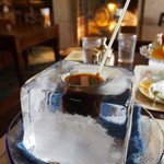 神戸にしむら珈琲店 - 氷の器のアイスコーヒー（ストローで飲む）