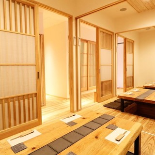店内は木の温もりが感じられる居心地の良い空間