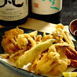 Tempura To Nihonshu No Izakaya Wafuu Dainingu Chouji - 松茸入り、キノコ天盛合せ（秋限定）