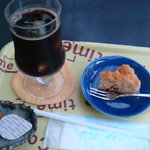 和ん亭 - 2010年10月　料金に込みのアイスコーヒー＋ミニアップルケーキ