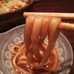 酒と味噌煮込み 味噌煮込罠 - 麺リフト 真水で打つとされる煮込み様のうどんは「すいとん」の様なイメージ