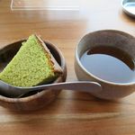アチュン - サービスの抹茶シホンケーキ