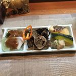 兄弟寿司 - 小鉢？
            左から烏賊と蒟蒻、ヒジキ、キンピラ、鰯の煮物、牛肉牛蒡巻き、オカラ、南京、鯛の焼き物！