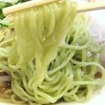 博多天神 - 薄いグリーンの麺