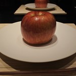星のや東京ダイニング - 林檎を持ち上げると