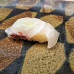 鮨おおしお  - 鯛の皮を残して