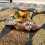 鮨おおしお  - 炙ったイワシ