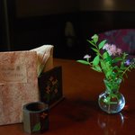 花仙庵 仙仁温泉 岩の湯 - （ティールーム櫓）あちこちにお花が活けてあるのが嬉しい