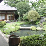 柿の木坂 更科 - 錦ごいのいる池