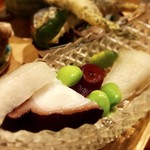 和創作 太 - 〈八寸〉
      蟹のあんかけ、磯つぶ貝、カラスミ、なしと枝豆サラダ、ハゼフリット、トマトのすり流し、