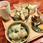 和創作 太 - 〈八寸〉
      蟹のあんかけ、磯つぶ貝、カラスミ、なしと枝豆サラダ、ハゼフリット、トマトのすり流し、