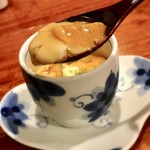 和創作 太 - 〈茶碗蒸し〉
      トウモロコシのつめたい茶碗蒸しに、北海道奥尻のウニ、べっこうあんかけ