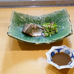 鮨松榮 - 火取り秋刀魚造り 肝醤油
