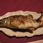 花仙庵 仙仁温泉 岩の湯 - （夕食）「鮎の塩焼き」をお皿に置いたところ