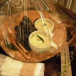 花仙庵 仙仁温泉 岩の湯 - （夜食）21時頃に届けられた夜食はフルーツとプリンでした