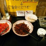 博多長浜らーめん 六角堂 - 紅生姜、激辛高菜漬、丸ごと生にんにくは１ヶ所に纏められていました。