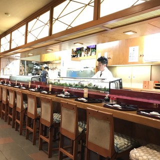 【1階/カウンター席】職人の華麗な技に思わず息を呑む。