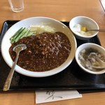 佳隆軒 - ジャージャー麺
      肉味噌がたっぷりかかっています