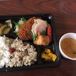 赤ちゃん - 380円 メンチカツ弁当 (味噌汁付)
ご飯はその場で白か混ぜか選べます