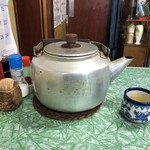 みのや - 各テーブルにはヤカンでお茶があります。これ助かるw