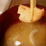 囲炉裏料理わ - 琵琶マスのアラ汁♡
      しっかりした身もゴロゴロと… (*ﾉ∀`*)
      上質の脂が溶け込んだ汁はもう…
      ヤバイですよ！