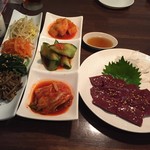 黒毛和牛焼肉と韓国料理 ハヌル - キムチ盛り、ナムル盛り、炙りレバー