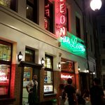 Chez LEON - 近隣はレストランが立ち並ぶ