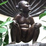 Chez LEON - すぐ近くにある「小便少女」