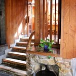 花仙庵 仙仁温泉 岩の湯 - 家族湯のひとつ「野守の湯」脱衣所から浴室へのアプローチ