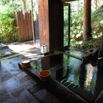 花仙庵 仙仁温泉 岩の湯 - 家族湯のひとつ「野守の湯」内湯と露天風呂