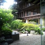 アプローチから庭を望む