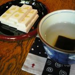 花仙庵 仙仁温泉 岩の湯 - チェックアウト後にふるまわれた昆布茶と落雁に感激。